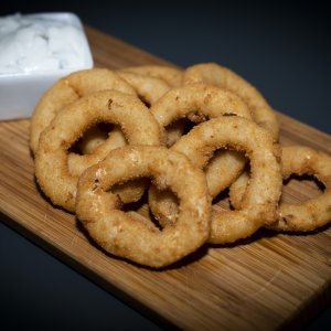 Onion rings with herb dip